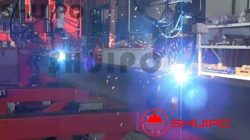 工作中的立體車庫(kù)橫梁自動(dòng)焊接機(jī) 工作中的鋼結(jié)構(gòu)附件自動(dòng)焊接機(jī)