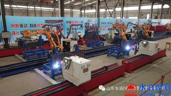 人呢？機器人-水泊焊割欄板智能焊接生產線